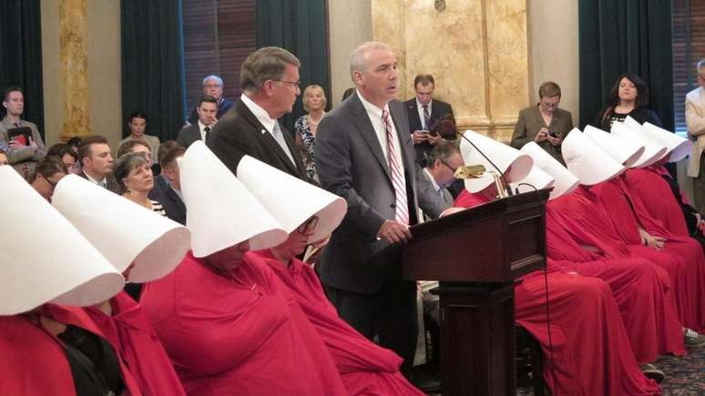 Em junho de 2017, mulheres usaram roupas inspiradas na série para protestar contra uma lei que restringia o aborto em Ohio (Crédito: Jo Ingles/Ohio Public Radio/TV Statehouse News)