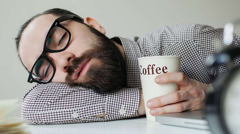 Os médicos dizem que quem quer dormir melhor deve evitar abusar de cafeína e de álcool