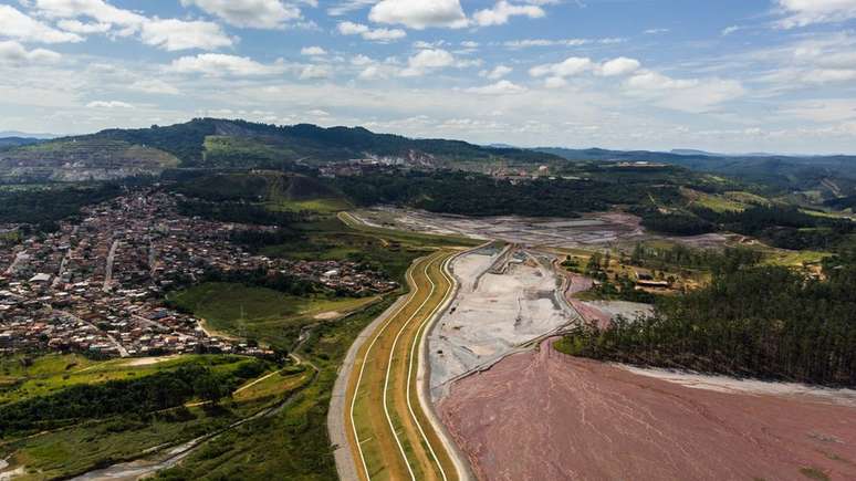 Em alguns bairros de Itabira, as casas terminam onde começa a barragem de rejeitos de mineração