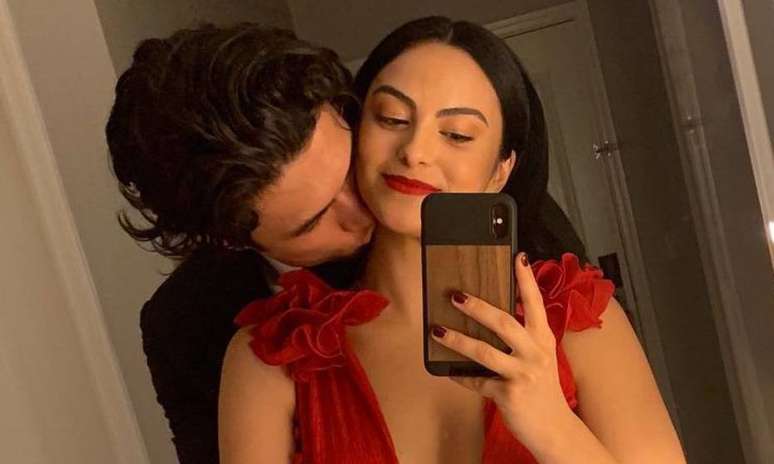 Charles Melton e Camila Mendes.