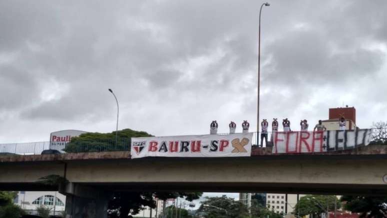 Faixa contra Leco, presidente do São Paulo FC, é estendida em Bauru, no interior de São Paulo