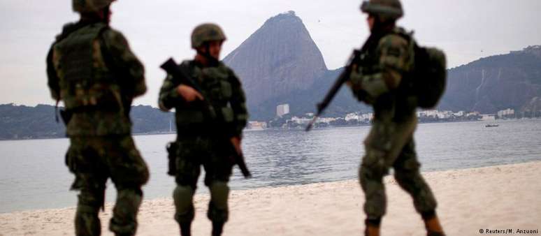 Notícias negativas como violência e intervenções federais como no Rio (foto) mancham imagem brasileira no exterior