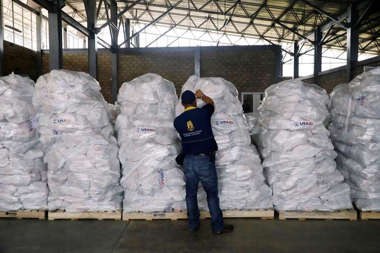 Homem organiza materiais de ajuda humanitária armazenados na cidade colombiana de Cucuta. 14/2/2019. REUTERS/Edgard Garrido -
