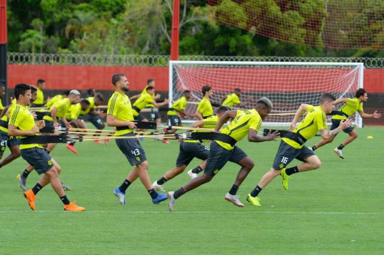 Jogadores realizaram atvidade no Campo 2 do CT Ninho do Urubu (Foto: Alexandre Vidal/Flamengo)