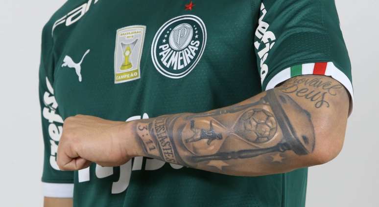 Raphael Veiga tatuou no braço a comemoração de seu primeiro gol pelo Palmeiras (Foto: Cesar Greco)