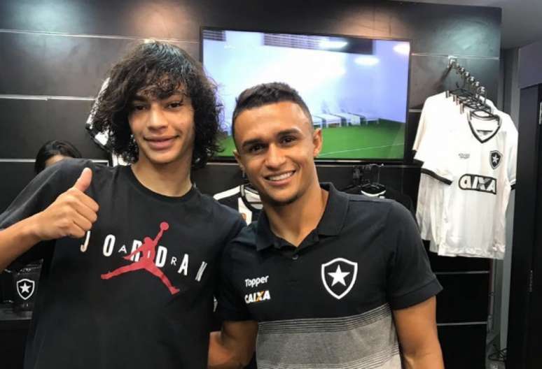 Matheus Nascimento e Erik: futuro e presente do Botafogo em sessão de fotos (Foto: Reprodução / Twitter BFR)