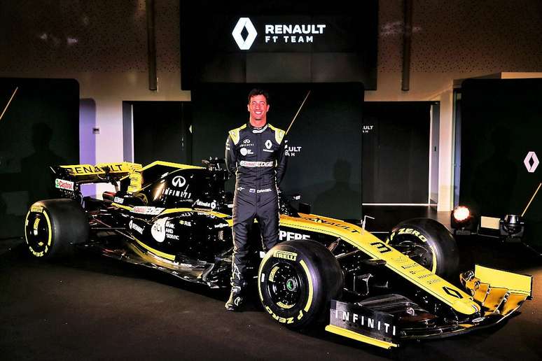 Ricciardo deu as primeiras voltas como piloto da Renault em Barcelona