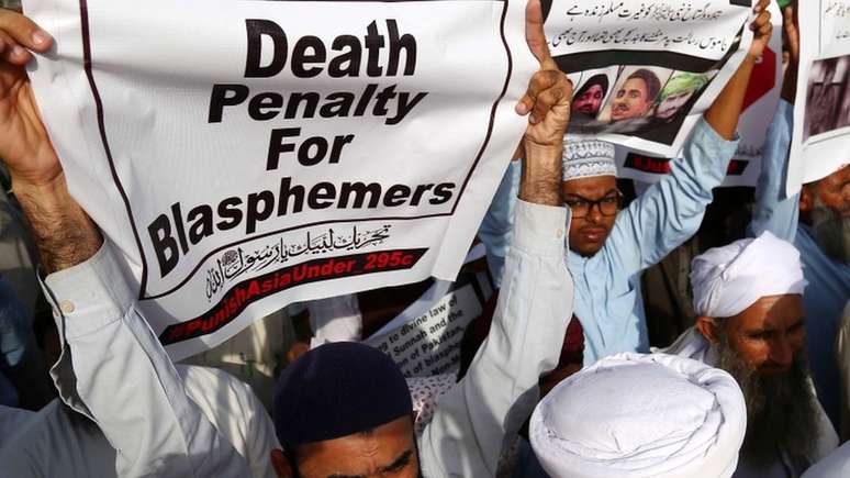 Manifestantes pediram pena de morte para acusados de blasfêmia; leis sobre o tema remontam à história do Paquistão
