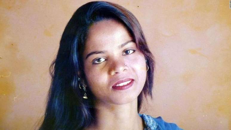 Asia Bibi foi presa e condenada por blasfêmia depois de beber um copo de água antes de seus colegas muçulmanos