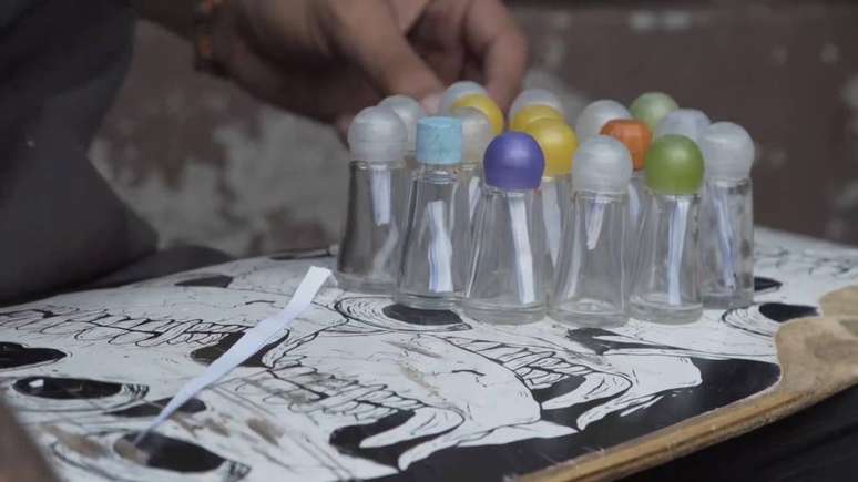 Poeta já chegou a encontrar mais de 50 frascos de lança-perfume em praça da Cidade Tiradentes.