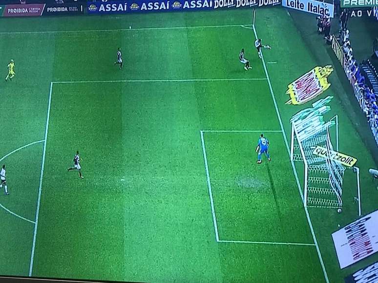 Quando Clayson cruza, a bola j&aacute; havia ultrapassado a linha de fundo