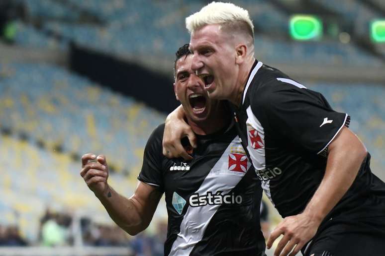 O jogador Danilo do Vasco comemora gol durante a partida entre Vasco e Fluminense, válida pela final Taça Guanabara do Campeonato Carioca 2019, no Estádio do Maracanã no Rio de Janeiro (RJ), neste domingo (17). A justiça determinou que o jogo fosse de portões abertos fechados, mas após confusão, a entrada de torcedores foi permitida.