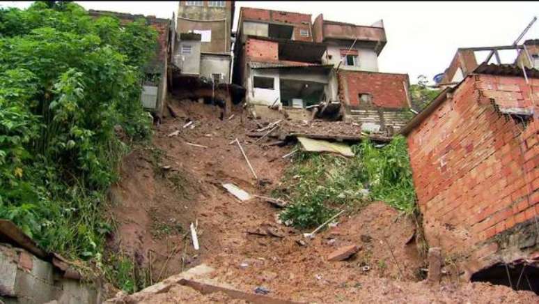 Deslizamento de terra mata 4 crianças em SP