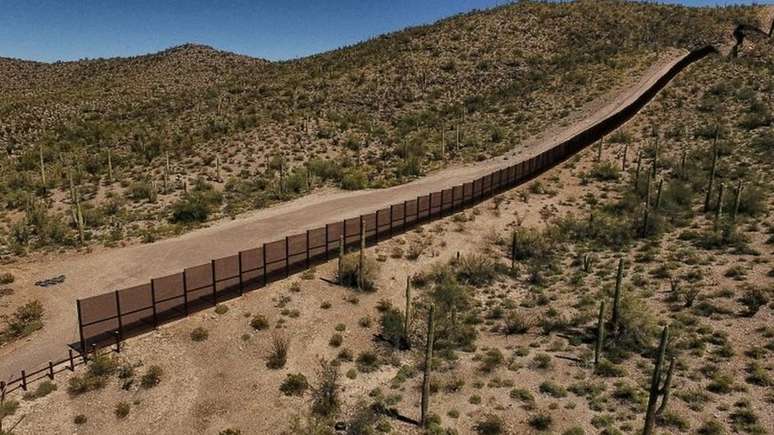 Parte da fronteira dos EUA com o México já é coberta por muros e cercas