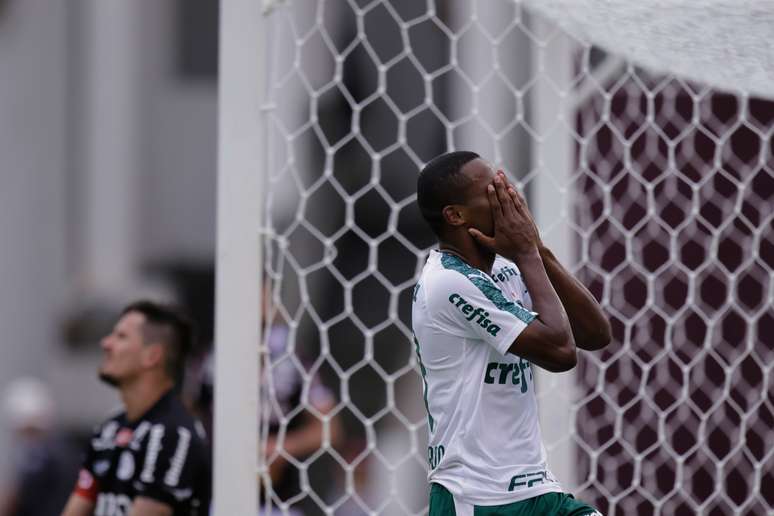 Carlos Eduardo, do Palmeiras, durante partida contra a Ferroviária válida pela 7ª rodada do Campeonato Paulista 2019, no estádio Fonte Luminosa, em Araraquara (SP), na tarde deste domingo (17).