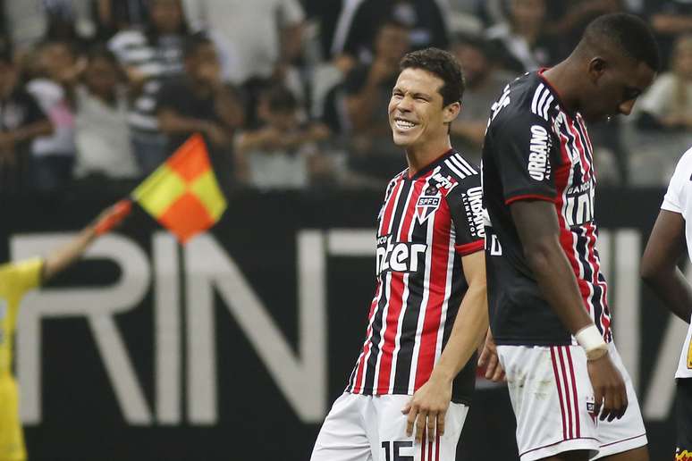 Hernanes, do São Paulo, em partida contra o Corinthians válida pela 7ª rodada do Campeonato Paulista 2019, na Arena Corinthians, em Itaquera, zona leste de São Paulo, na noite deste domingo (17).