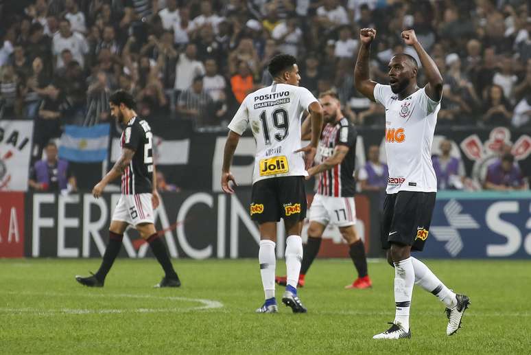 O jogador Manoel do Corinthians, durante comemoração do gol em partida contra a equipe do São Paulo, em jogo válido pela 7ª rodada do Campeonato Paulista de 2019 na Arena Corinthians, em São Paulo, neste domingo (17).