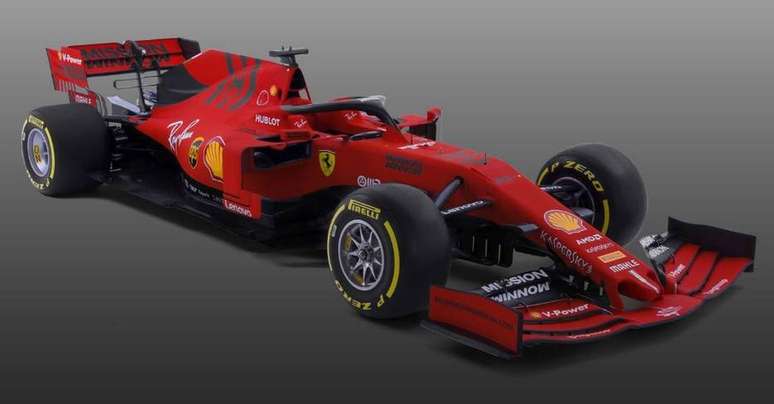 Além do vermelho fosco mais chamativo do modelo SF90, o novo carro da Ferrari tem novas asas, defletores e detalhes em preto. Sebastian Vettel e Charles Leclerc são a dupla de pilotos da equipe para a temporada. 