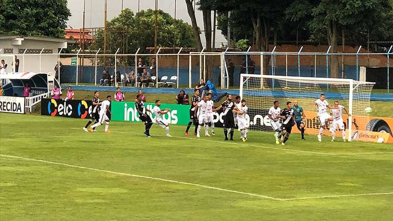 Ponte Preta reclama de gol anulado contra a Aparecidense