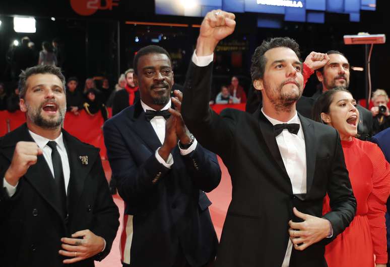 O diretor e roteirista Wagner Moura e os atores Bella Camero, Seu Jorge e Bruno Gagliasso chegam para a exibição do filme "Marighella" no 69º Festival Internacional de Cinema de Berlinale, em Berlim, Alemanha