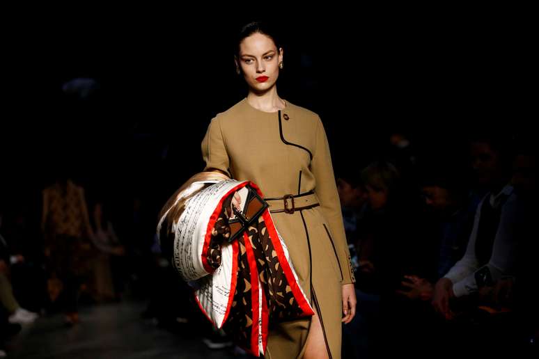 Modelo desfila criação da Burberry durante Semana de Moda de Londres
17/02/2019 REUTERS/Henry Nicholls