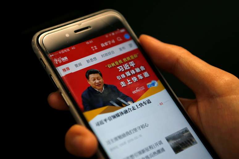 Propaganda do governo chinês em smartphone
18/02/2019 
REUTERS/Tingshu Wang