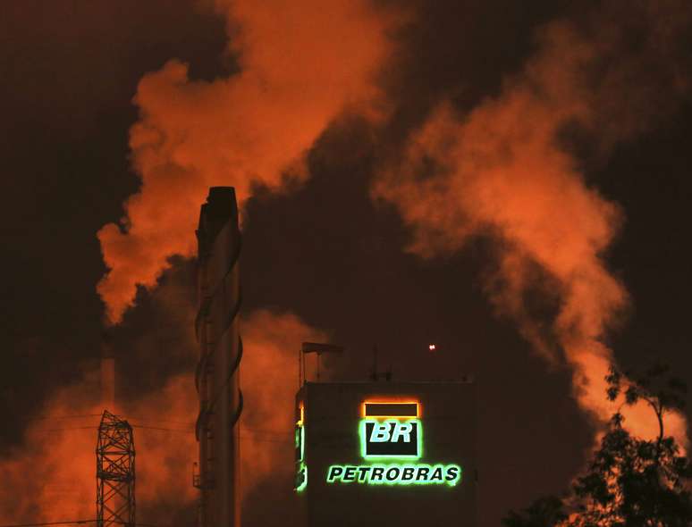 Refinaria da Petrobras em Cubatão, SP
24/02/2015
REUTERS/Paulo Whitaker