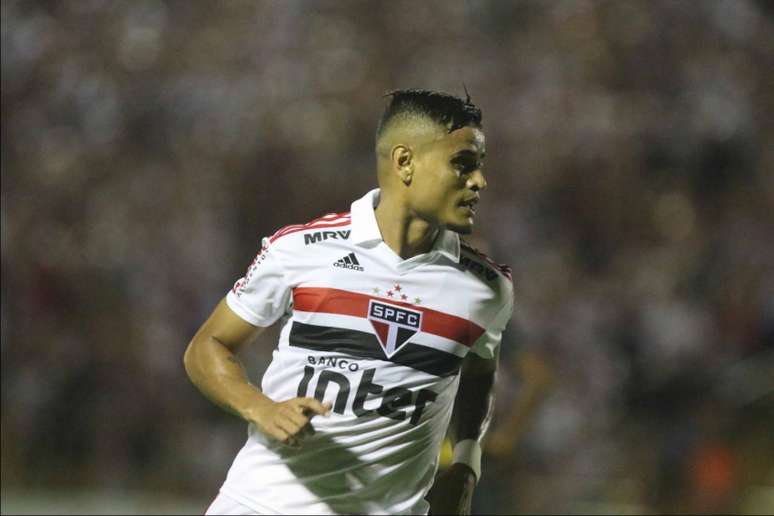 Everton é mais um jogador do São Paulo que ficará no departamento médico (Foto: Celio Messias)