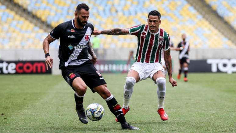 Leandro Castan e Luciano protagonizaram embates ao longo da partida (LUCAS MERÇON / FLUMINENSE F.C.)