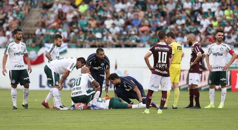 Felipe Pires recebe atendimento após machucar o tornozelo em Araraquara (Foto: Cesar Greco)