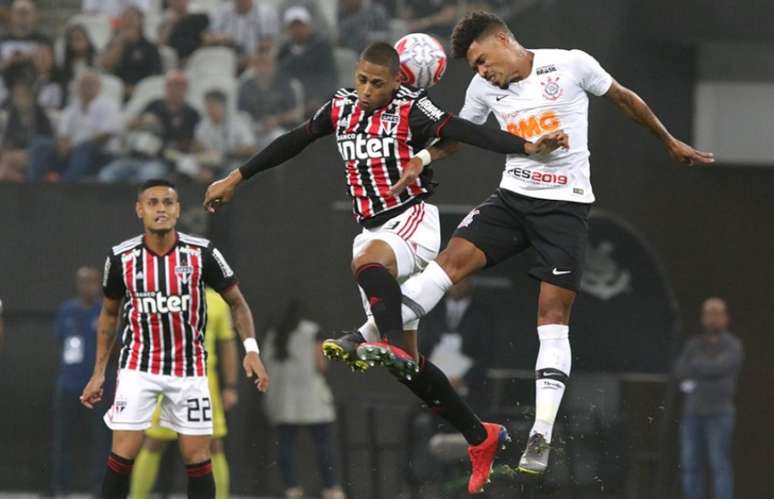 Everton, ao fundo, observa disputa de bola entre o zagueiro Bruno Alves e o volante Júnior Urso, do Corinthians (Rubens Chiri/saopaulofc.net)