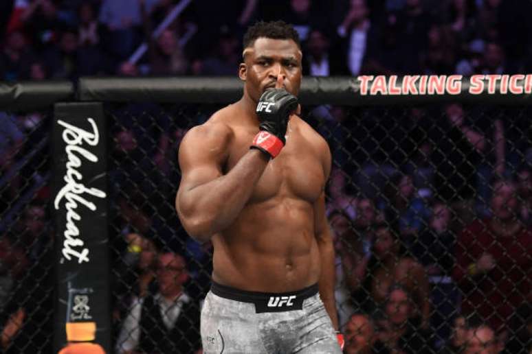 Francis Ngannou precisou de apenas 26s para nocautear e silenciar a arena em Phoenix (Foto: Getty Images)