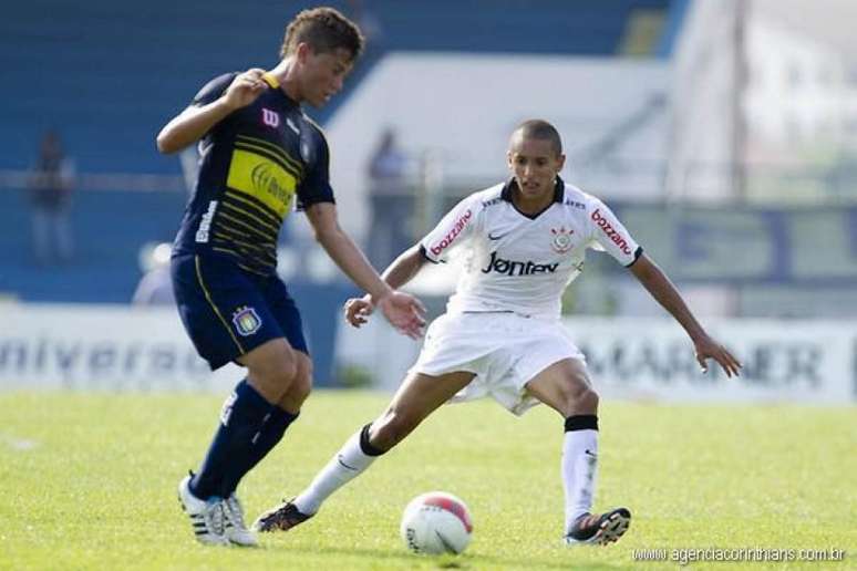 Marquinhos em ação pelo Corinthians em jogo contra o São Caetano (Foto: Agência Corinthians)