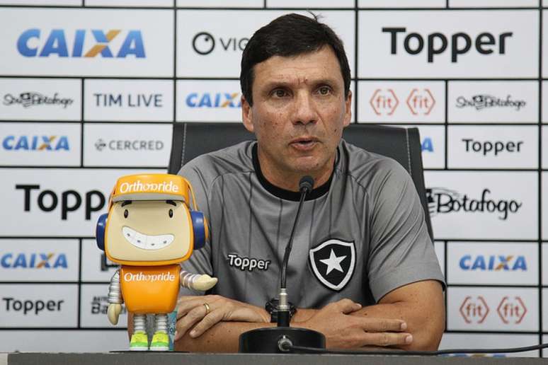 Boneco da empresa é figurinha repetida nas coletivas do clube (Foto: Vítor Silva/SSPress/Botafogo)