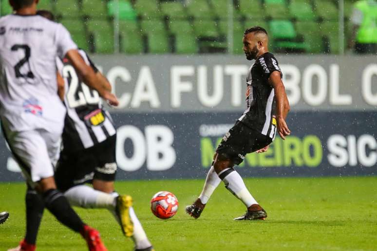 Zé Welison está numa disputa forte por uma vaga na equipe titular do Galo com Adilson e Elias-Bruno Cantini