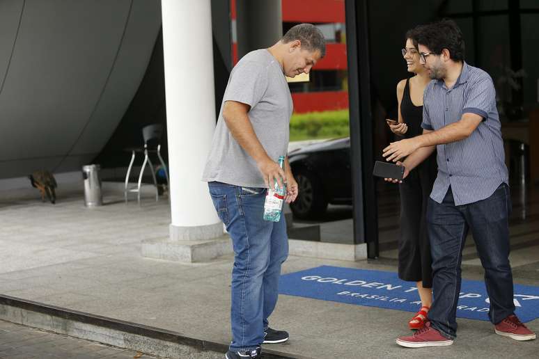 Bebianno conversa com jornalistas em frente ao hotel onde mora, em foto tirada no domingo (17)