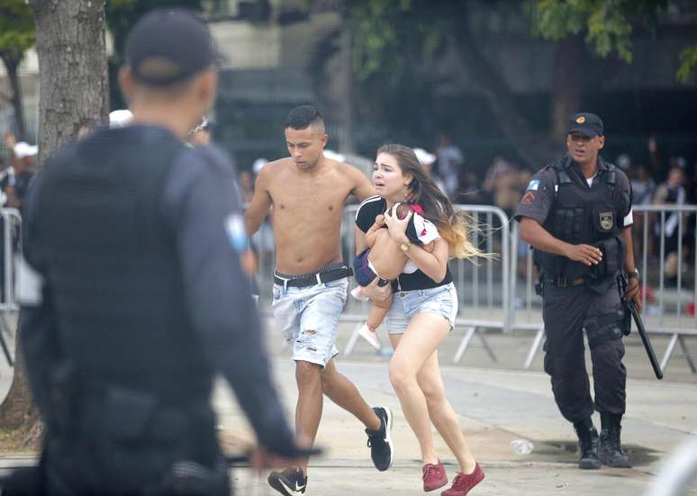 Torcedores do Vasco são dispersados com bombas lançadas por policiais militares em acesso do Estádio do Maracanã, na zona norte do Rio de Janeiro, na tarde este domingo (17), depois do Juizado Especial Criminal (Jecrim) determinar portões fechados na partida entre Vasco e Fluminense pela final da Taça Guanabara 2019. A decisão veio quando os torcedores já estavam no entorno do Estádio, provocando tumulto e confusão. Por volta das 17h30, o acesso de torcedores foi liberado.