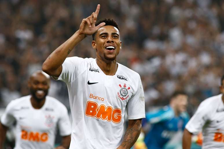 Gustavo, do Corinthians, comemora o seu gol em partida contra o São Paulo, válida pela 7ª rodada do Campeonato Paulista 2019, na Arena Corinthians, em Itaquera, zona leste de São Paulo, na noite deste domingo (17)