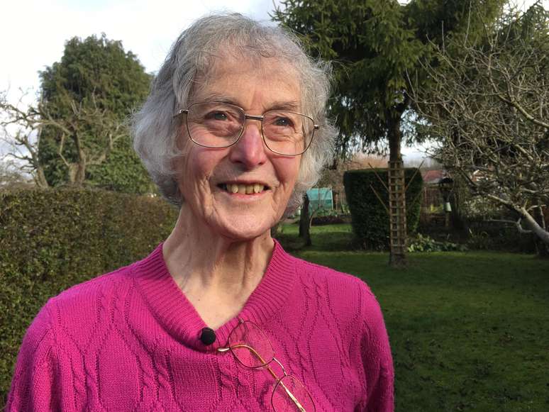 Janet Osborne espera continuar praticando jardinagem se sua perda de visão for interrompida