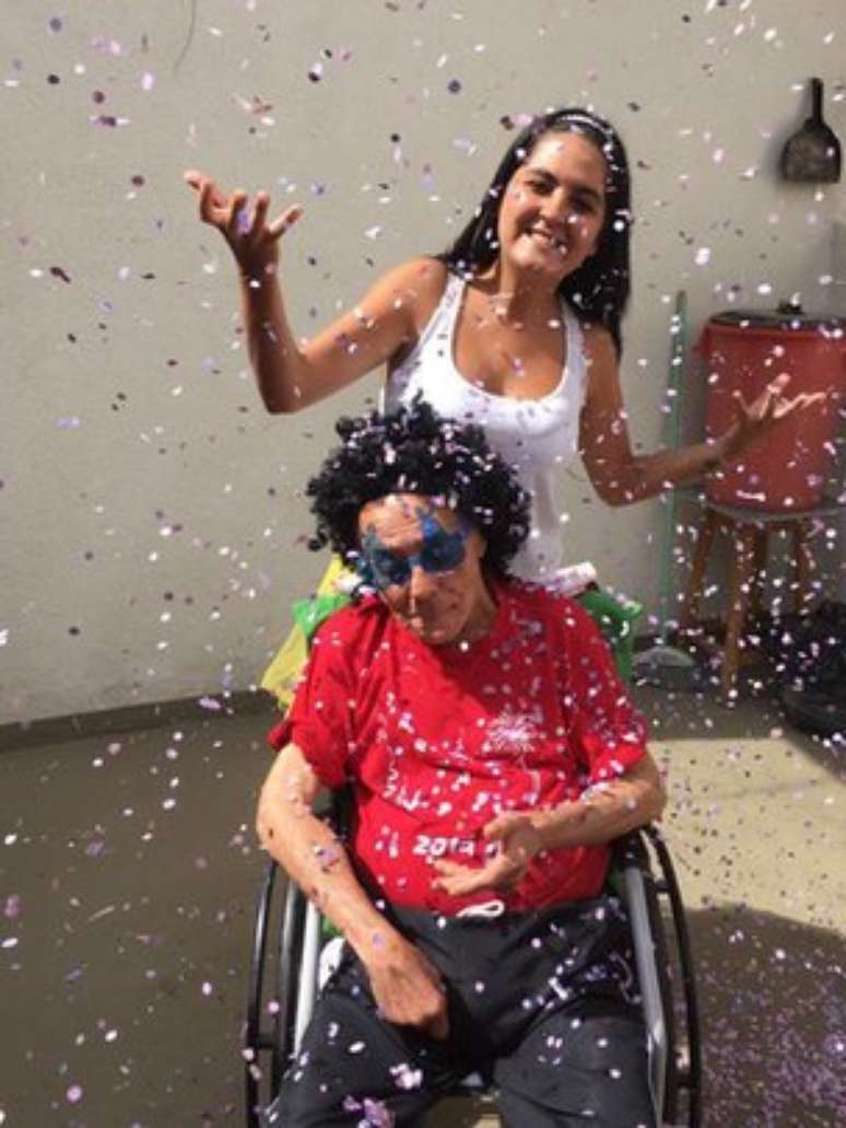 A estudante Thalita Ferreira acredita que seu avô se sente 'mais vivo' quando comemora o Carnaval