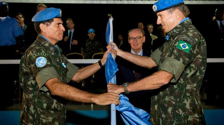 Santos Cruz (esq.) e Floriano Peixoto (dir.) na cerim&ocirc;nia de transmiss&atilde;o do cargo no Haiti, em 2009