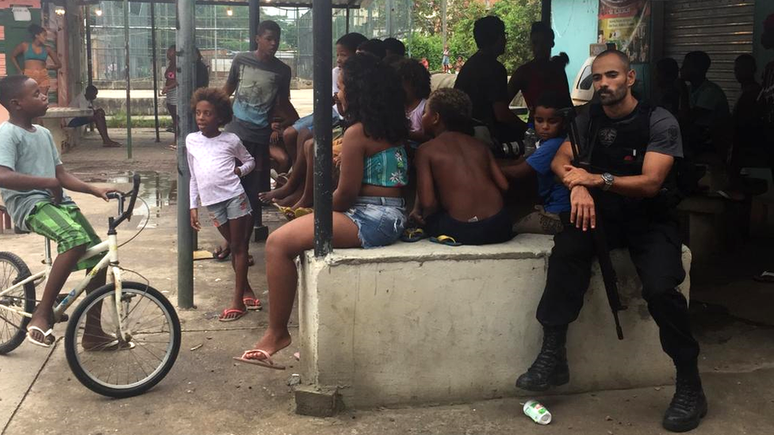 Jovem tinha ido comprar &aacute;gua de coco quando foi atingido por tiro na favela de Manguinhos