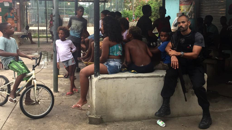 Jovem tinha ido comprar água de coco quando foi atingido por tiro na favela de Manguinhos