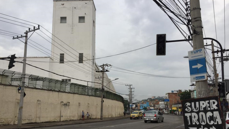 Moradores dizem que snipers atiram de cima de torre contra moradores da favela