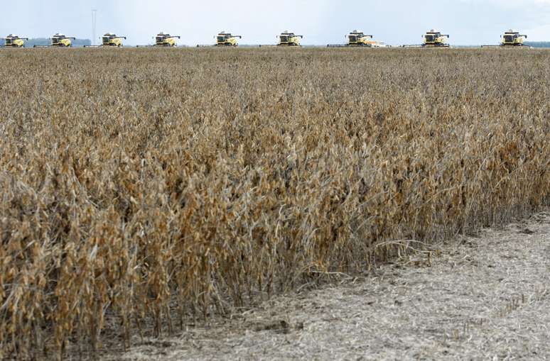 Colheita de soja em Correntina, BA
31/03/2010
REUTERS/Paulo Whitaker