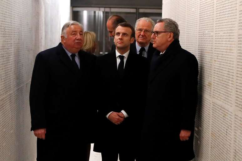 Presidente da Assembleia Nacional francesa, Richard Ferrand, presidente francês, Emmanuel Macron, e  presidente do Senado, Gerard Larcher, visitam memorial de Shoah em Paris 19/2/2019 Francois Mori/pool via REUTERS