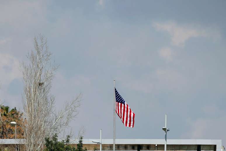 Bandeira dos EUA em complexo pertencente ao consulado dos EUA  em Jerusalém  24/2/2018 REUTERS/Ammar Awad