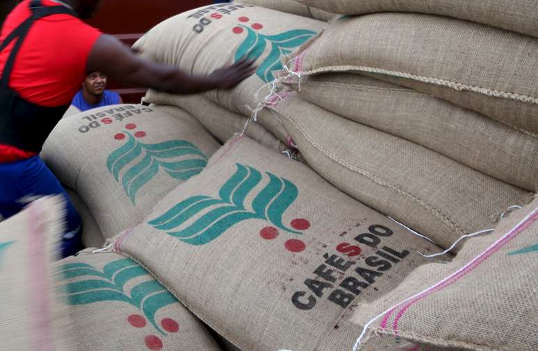 Sacas de café em Santos, SP
10/12/2015
REUTERS/Paulo Whitaker