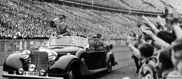 Adolf Hitler em parada no Estádio Olímpico de Berlim em 1939