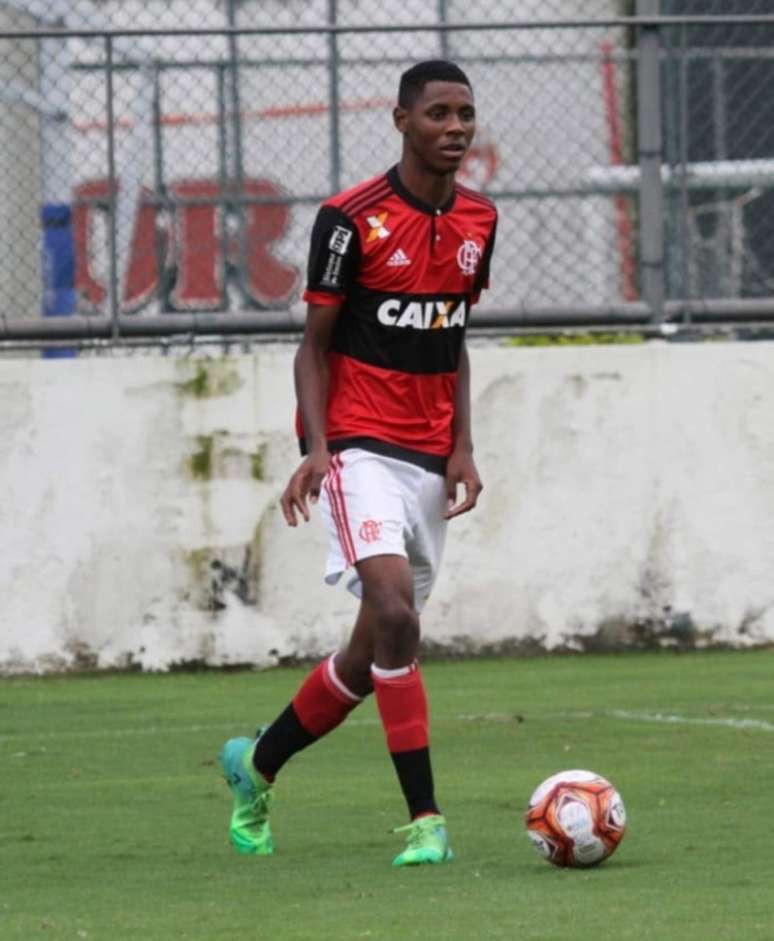 Jhonata Ventura em ação pelo Flamengo (Foto: Reprodução/Facebook)